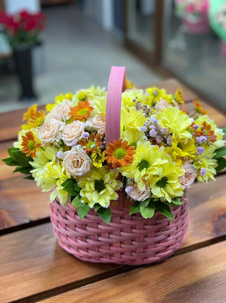 Цветочная композиция из Хризантемы и Розы в корзине в Ширяево