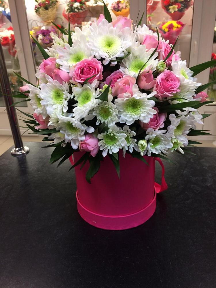 Цветочная композиция из Розы и Хризантемы в шляпной коробке в Ширяево