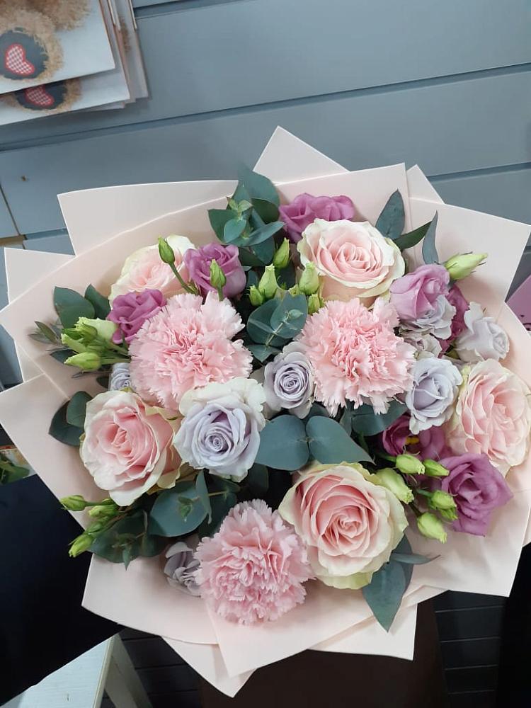 Букет цветов из: Розы, Гвоздики и Лизиантусы в Ширяево